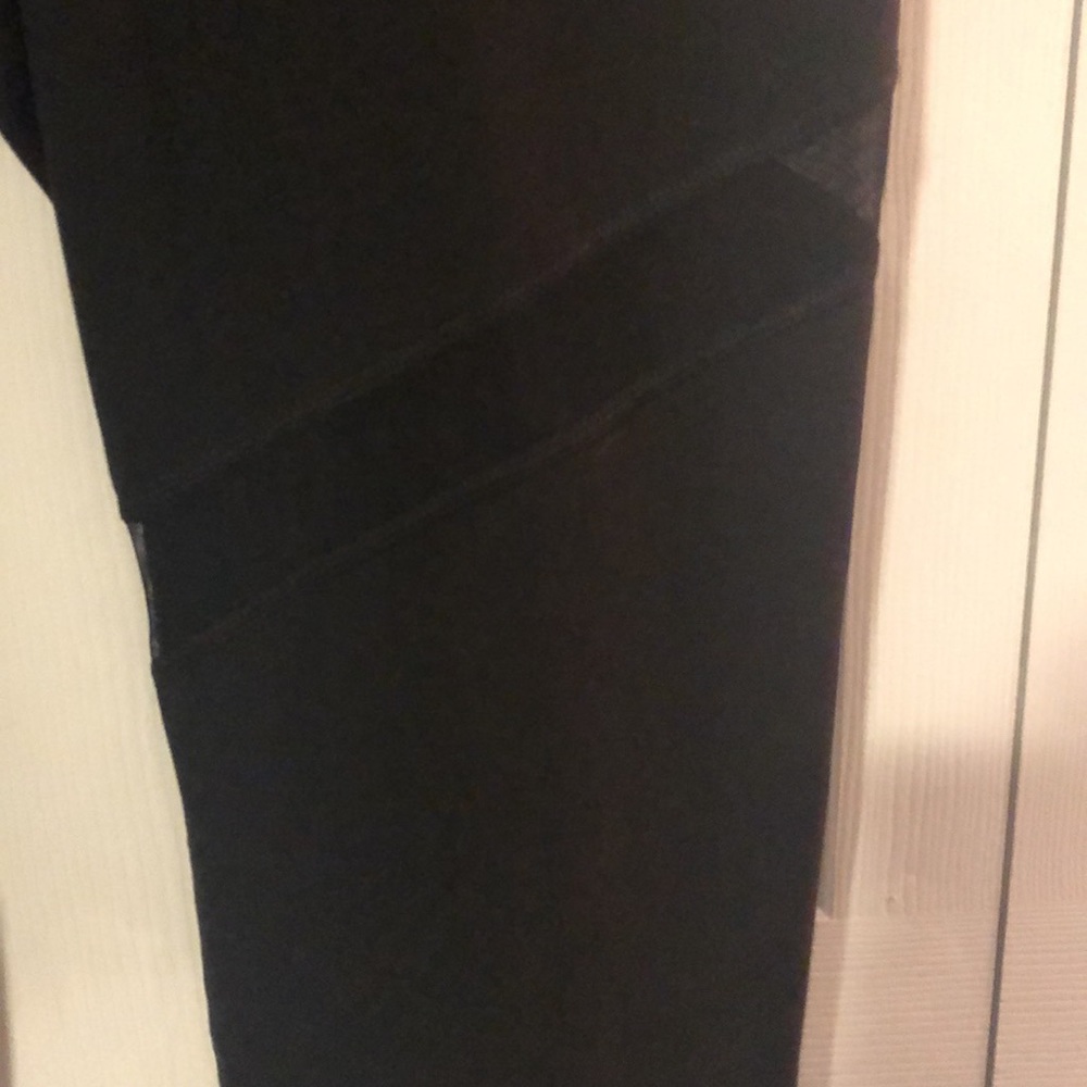 Old Navy Yoga Pants in black - Picture 4 of 8